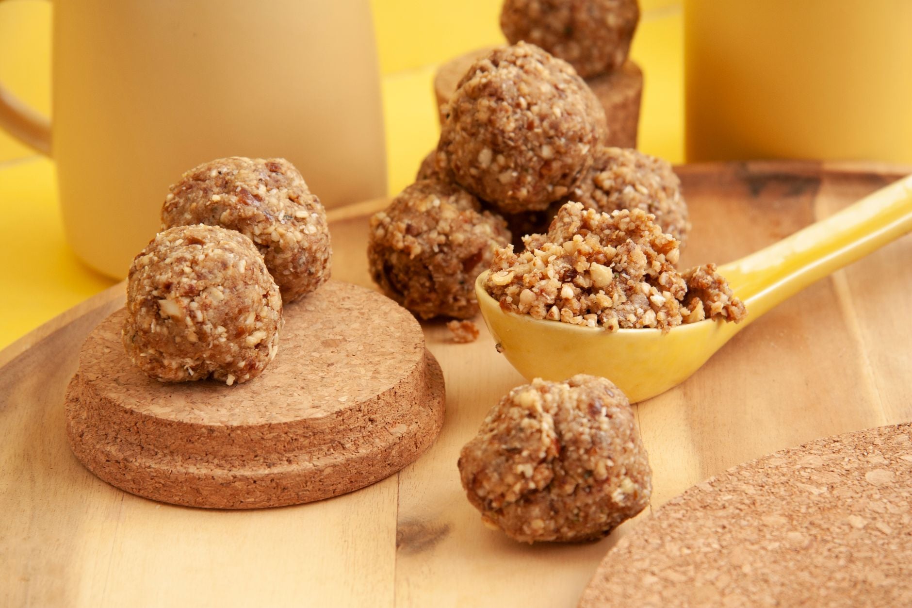 Bolitas energéticas caseras de harina tostada y avena con miel y polen de abeja