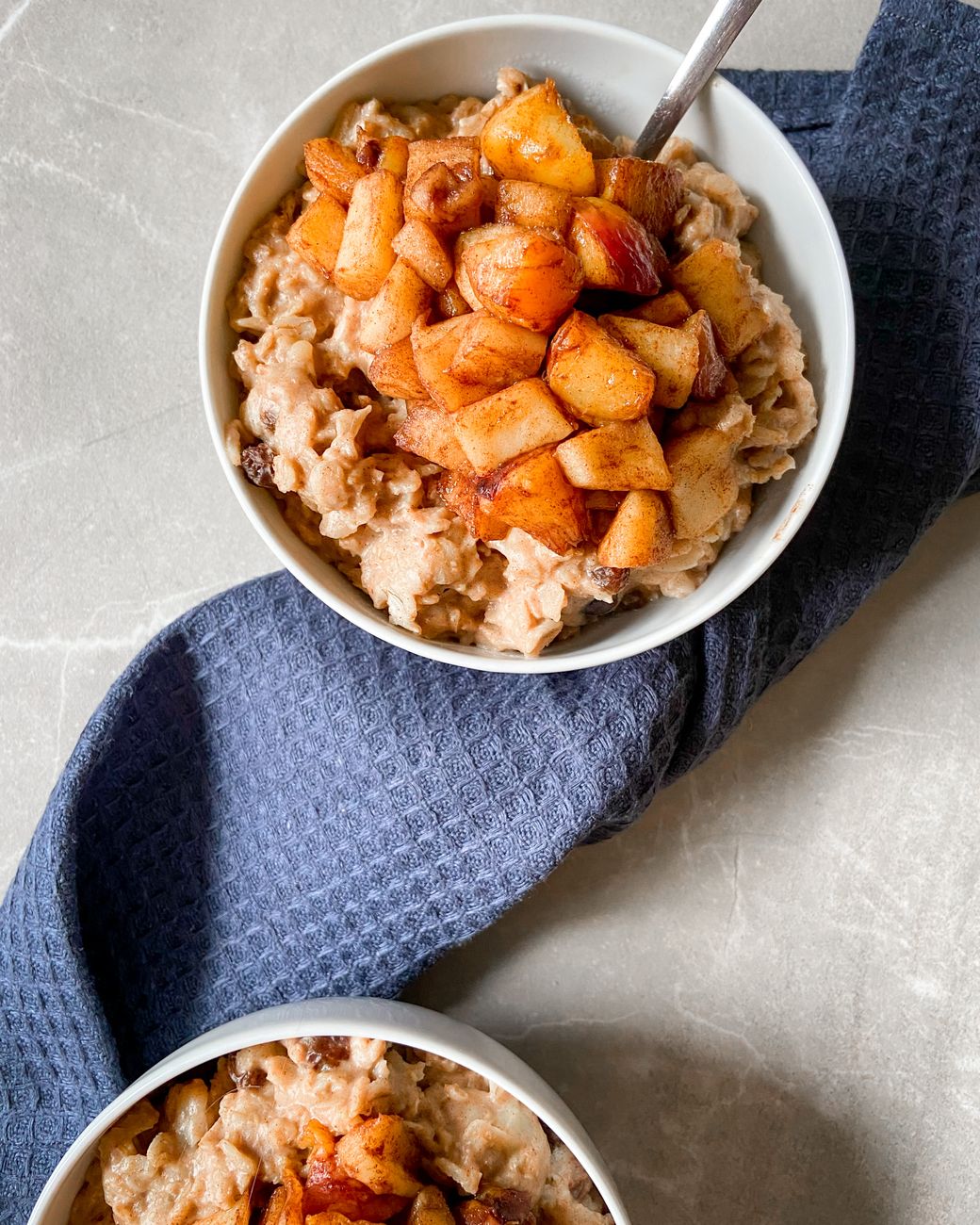 Bowl de avena caliente con cubos de manzana y canela, lista para agregarle polen de abeja