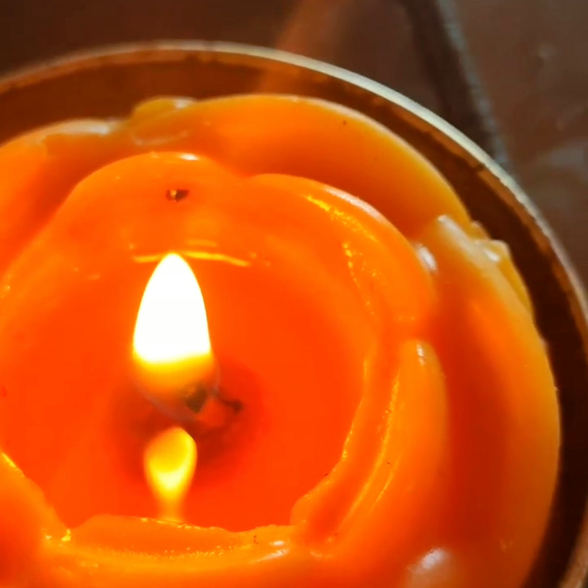 Vela de cera de abeja Apiman encendida